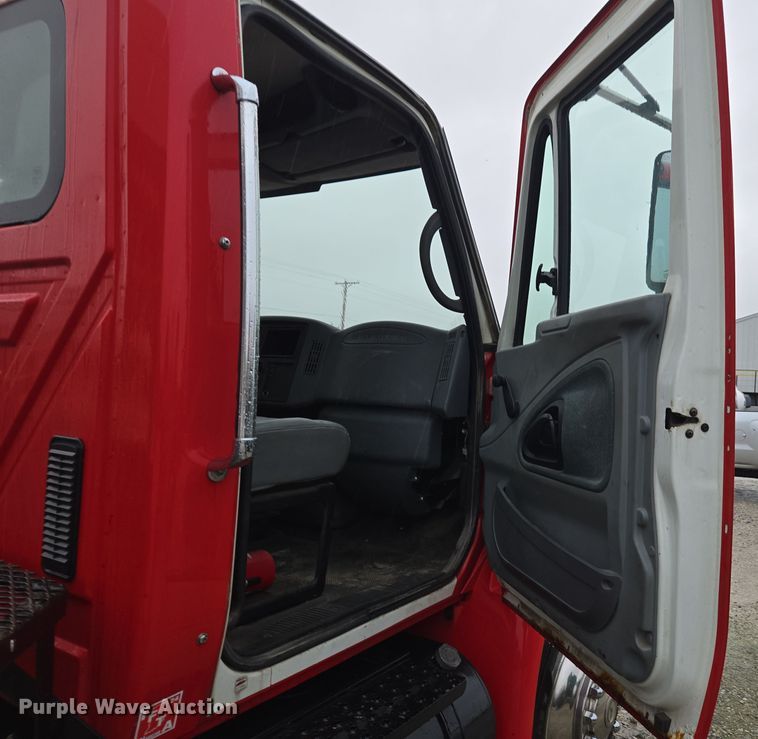 image for item DX1565 2007 International 4300 feed delivery truck