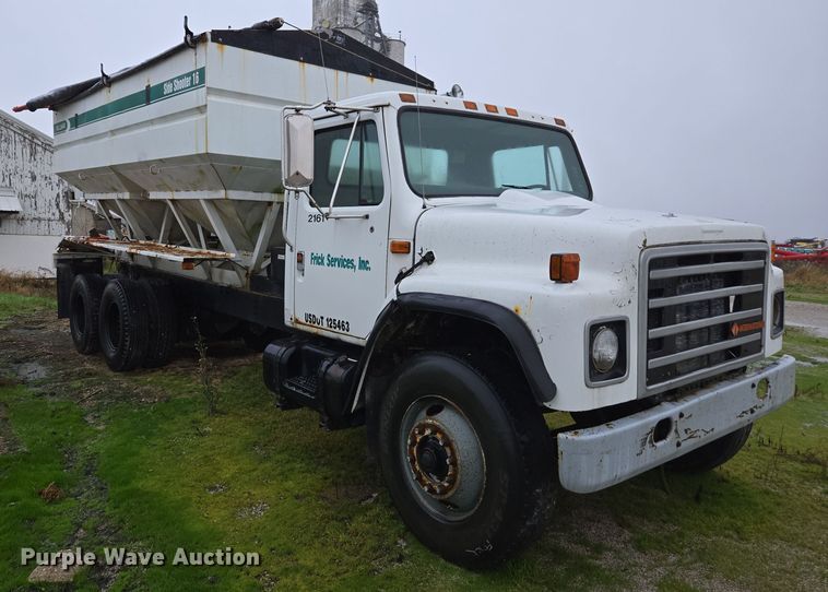 image for item DX1572 1986 International 1954 fertilizer delivery truck