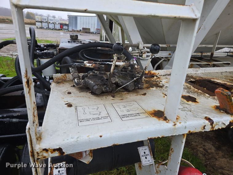 image for item DX1572 1986 International 1954 fertilizer delivery truck