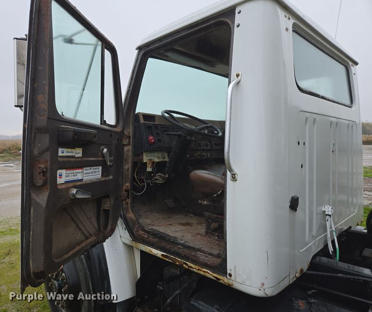 image for item DX1572 1986 International 1954 fertilizer delivery truck