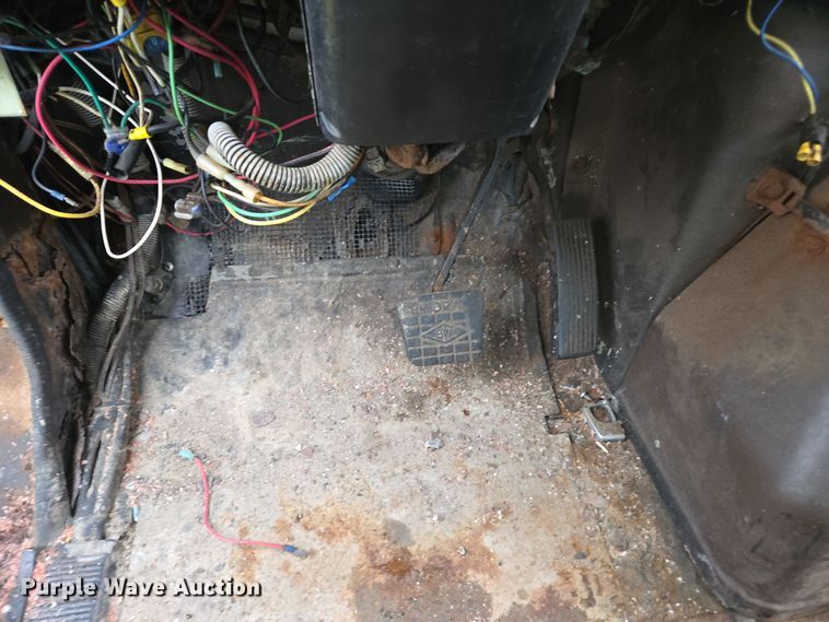 image for item DX1572 1986 International 1954 fertilizer delivery truck