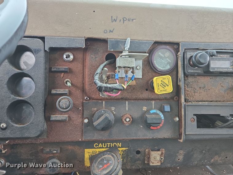 image for item DX1572 1986 International 1954 fertilizer delivery truck