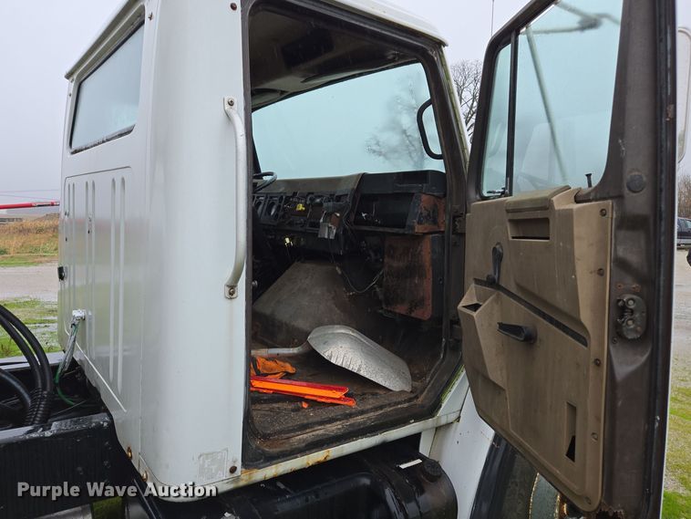 image for item DX1572 1986 International 1954 fertilizer delivery truck