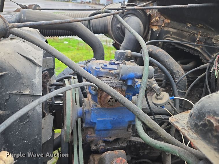 image for item DX1572 1986 International 1954 fertilizer delivery truck