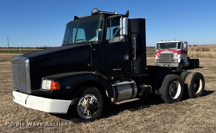 image for item DX3900 1989 White GMC semi truck
