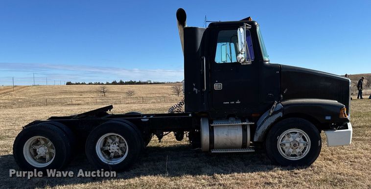 image for item DX3900 1989 White GMC semi truck
