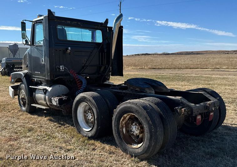 image for item DX3900 1989 White GMC semi truck