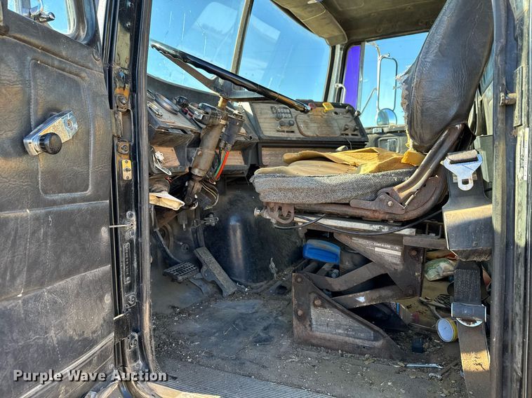 image for item DX3900 1989 White GMC semi truck