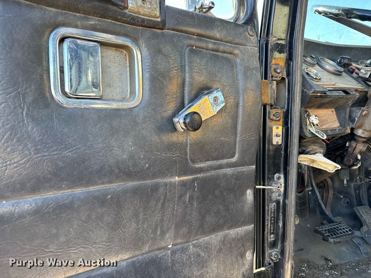 image for item DX3900 1989 White GMC semi truck