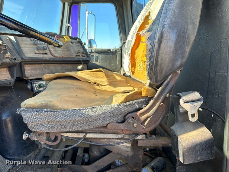 image for item DX3900 1989 White GMC semi truck