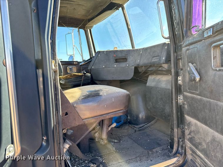 image for item DX3900 1989 White GMC semi truck