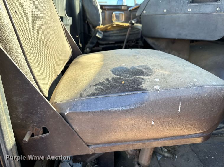 image for item DX3900 1989 White GMC semi truck