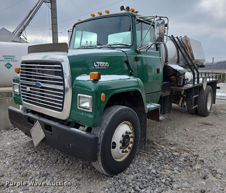 image for item EE7951 1994 Ford L7000 tank truck