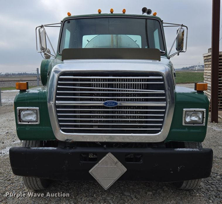 image for item EE7951 1994 Ford L7000 tank truck