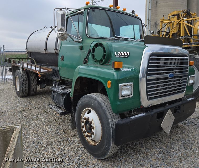 image for item EE7951 1994 Ford L7000 tank truck