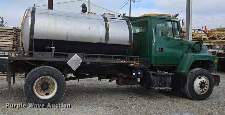 image for item EE7951 1994 Ford L7000 tank truck