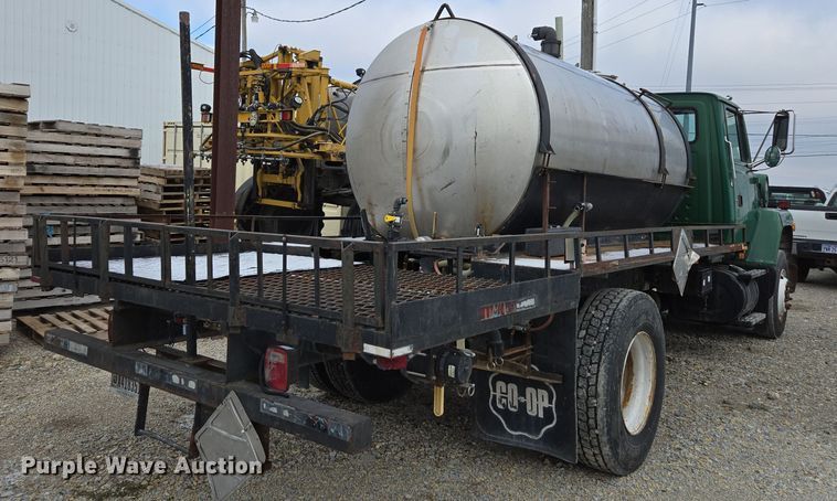 image for item EE7951 1994 Ford L7000 tank truck