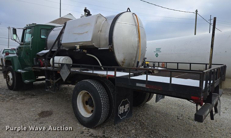 image for item EE7951 1994 Ford L7000 tank truck
