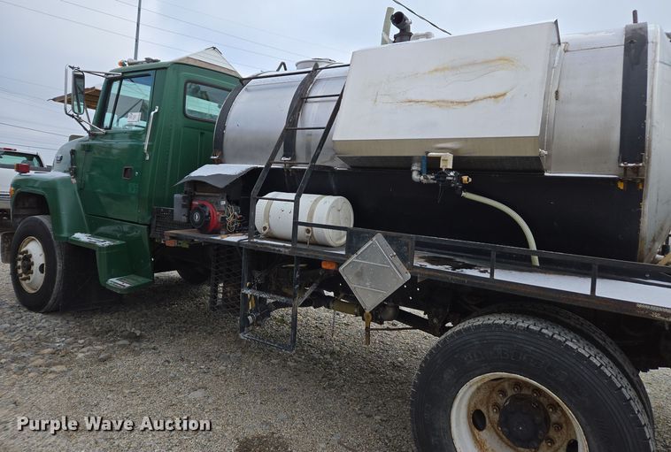 image for item EE7951 1994 Ford L7000 tank truck
