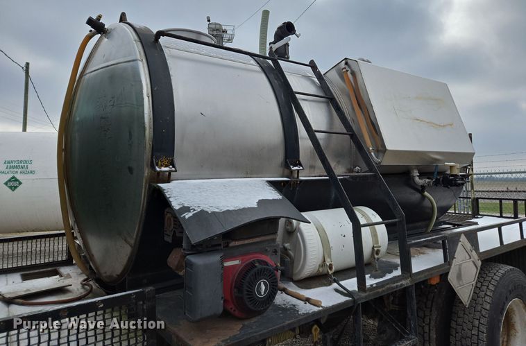 image for item EE7951 1994 Ford L7000 tank truck