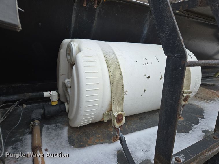 image for item EE7951 1994 Ford L7000 tank truck