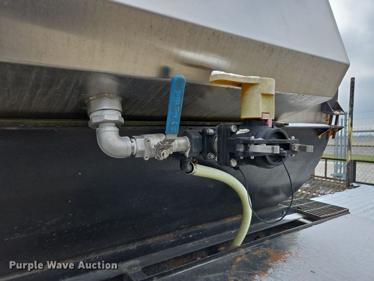 image for item EE7951 1994 Ford L7000 tank truck