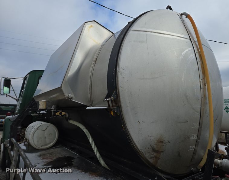 image for item EE7951 1994 Ford L7000 tank truck