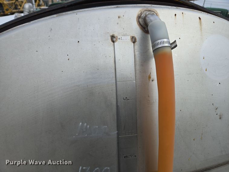 image for item EE7951 1994 Ford L7000 tank truck