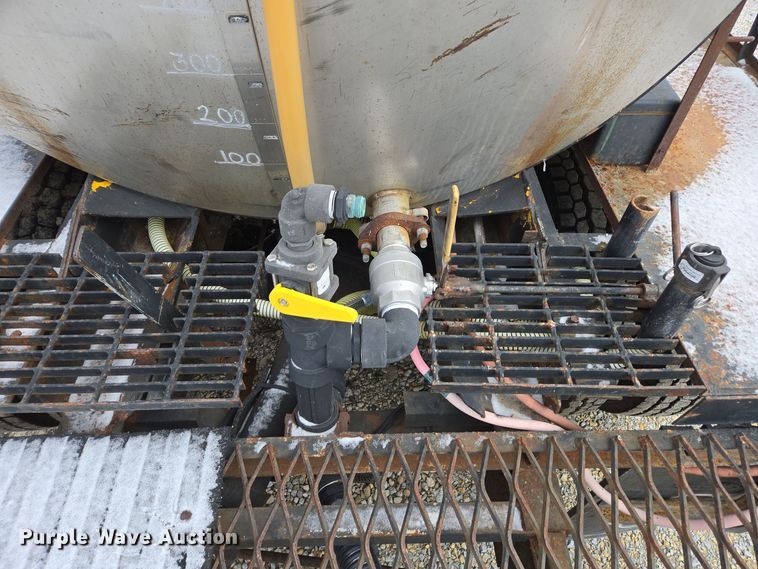 image for item EE7951 1994 Ford L7000 tank truck