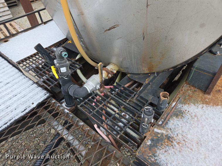 image for item EE7951 1994 Ford L7000 tank truck