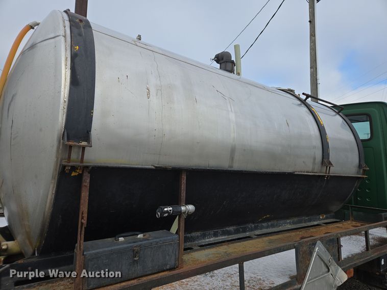 image for item EE7951 1994 Ford L7000 tank truck