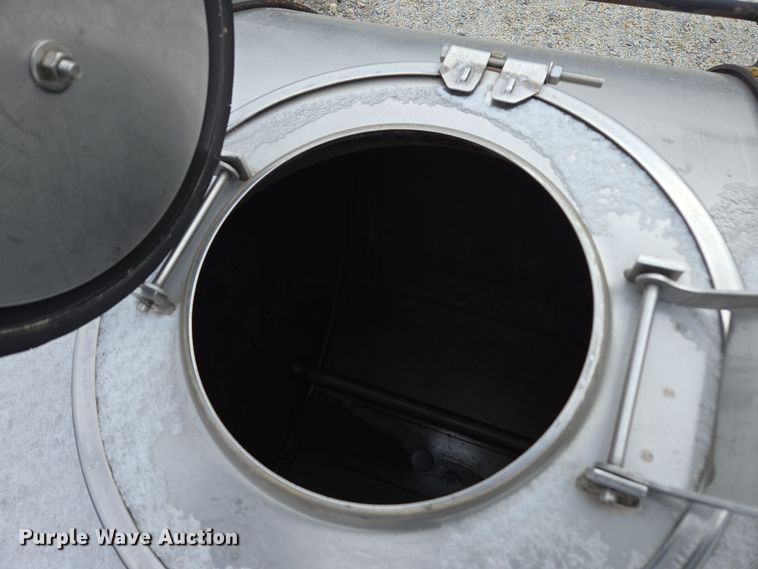 image for item EE7951 1994 Ford L7000 tank truck