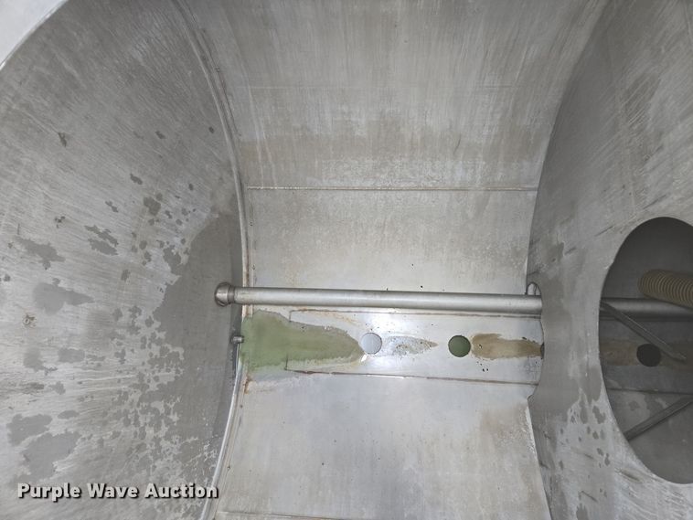 image for item EE7951 1994 Ford L7000 tank truck