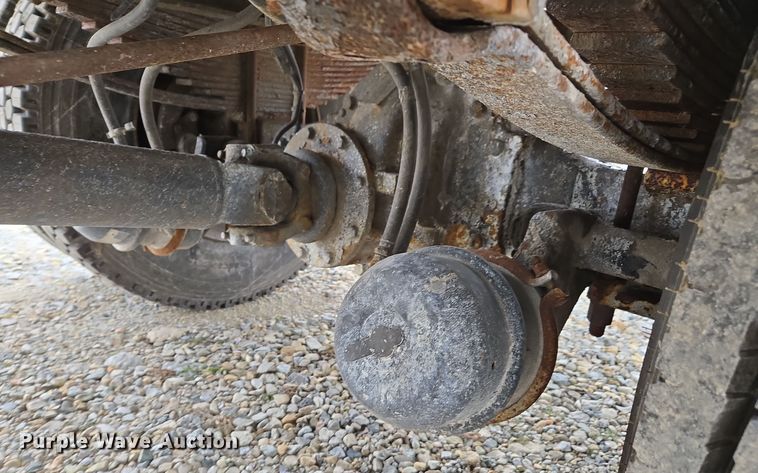 image for item EE7951 1994 Ford L7000 tank truck