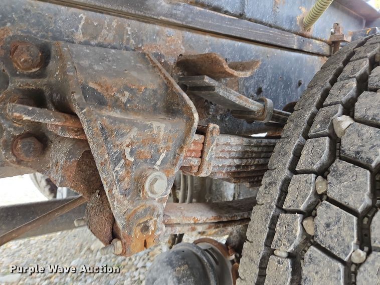 image for item EE7951 1994 Ford L7000 tank truck