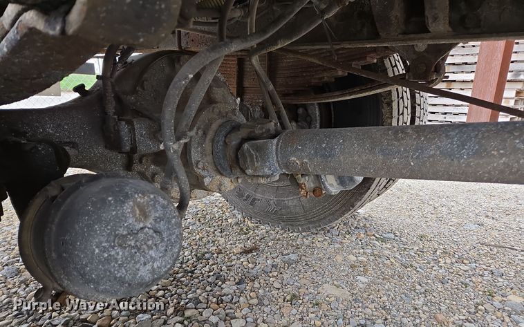 image for item EE7951 1994 Ford L7000 tank truck