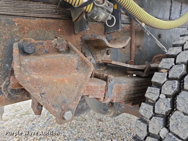 image for item EE7951 1994 Ford L7000 tank truck