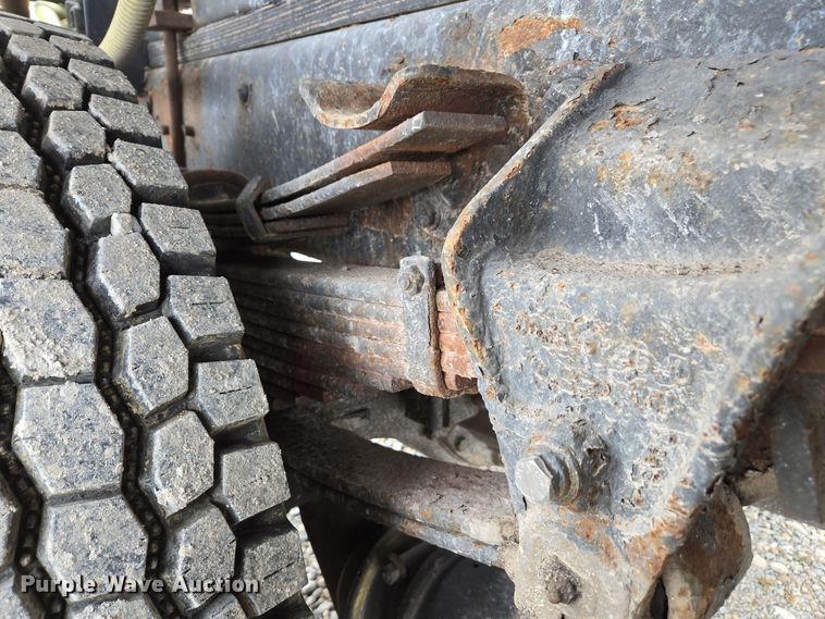 image for item EE7951 1994 Ford L7000 tank truck