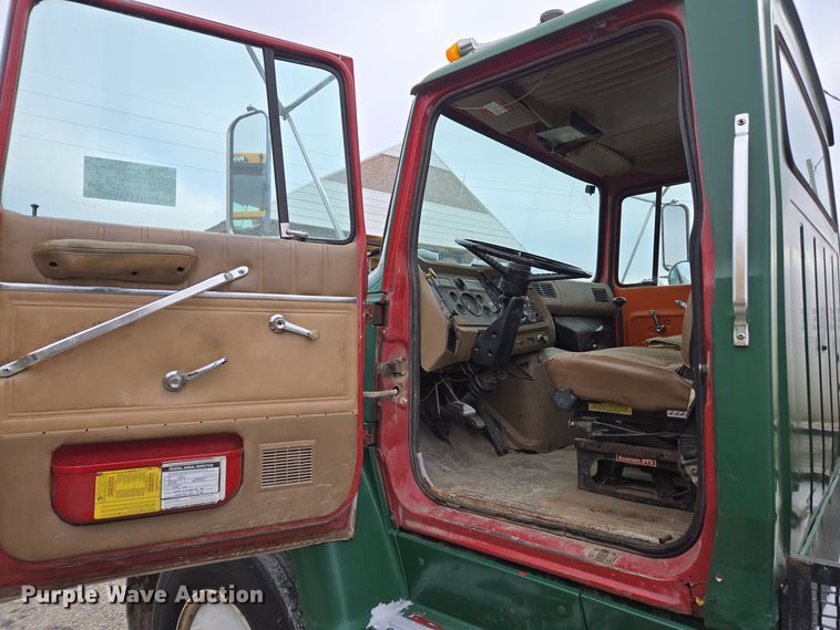 image for item EE7951 1994 Ford L7000 tank truck