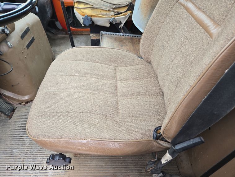 image for item EE7951 1994 Ford L7000 tank truck