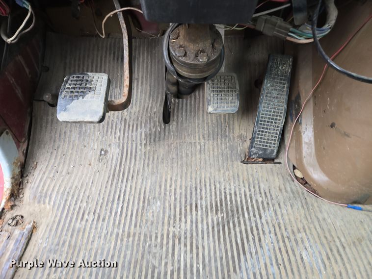 image for item EE7951 1994 Ford L7000 tank truck