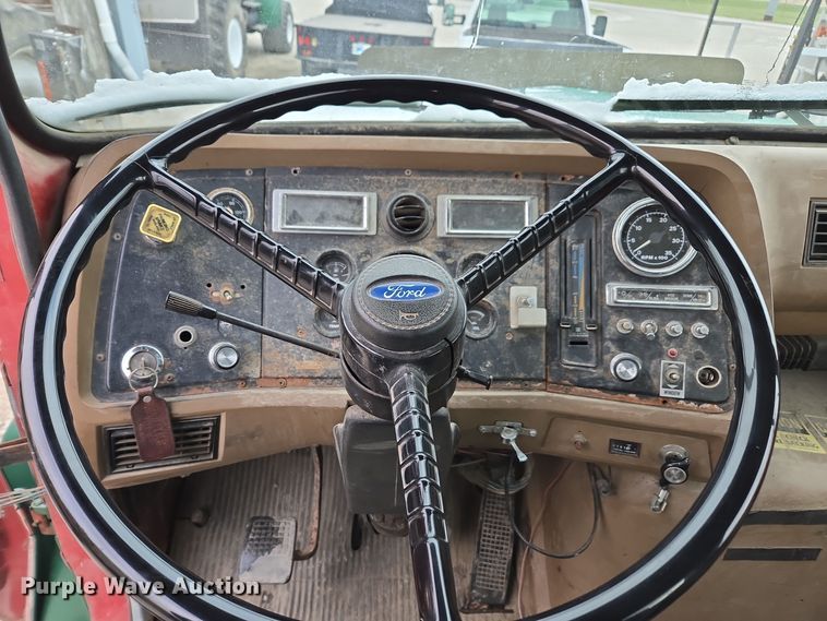 image for item EE7951 1994 Ford L7000 tank truck