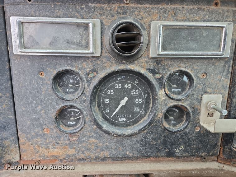 image for item EE7951 1994 Ford L7000 tank truck