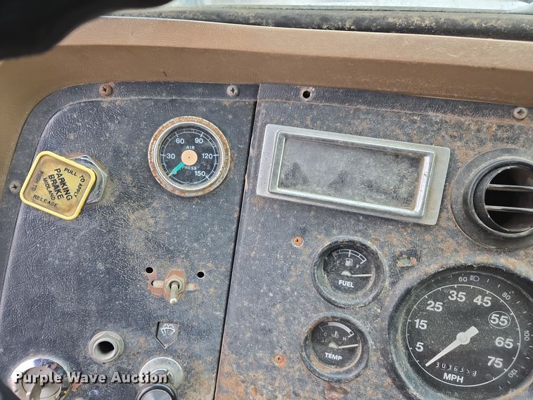 image for item EE7951 1994 Ford L7000 tank truck