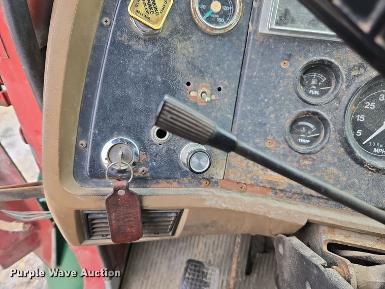 image for item EE7951 1994 Ford L7000 tank truck