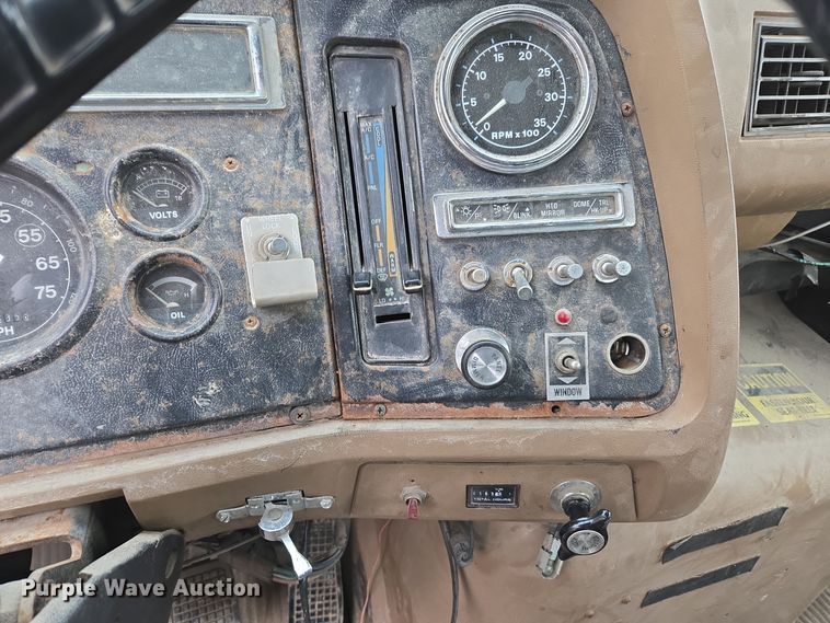 image for item EE7951 1994 Ford L7000 tank truck