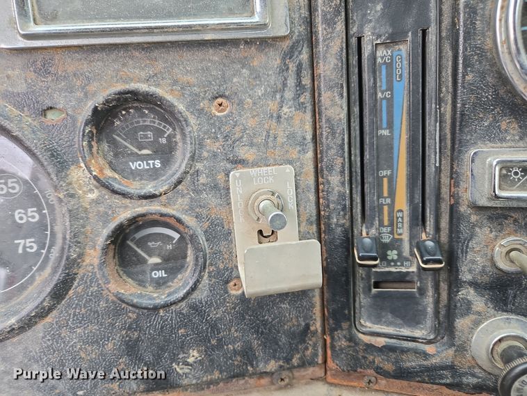 image for item EE7951 1994 Ford L7000 tank truck