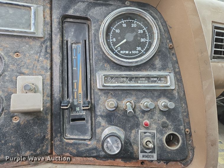 image for item EE7951 1994 Ford L7000 tank truck