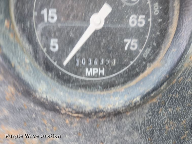 image for item EE7951 1994 Ford L7000 tank truck