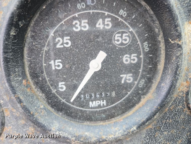 image for item EE7951 1994 Ford L7000 tank truck